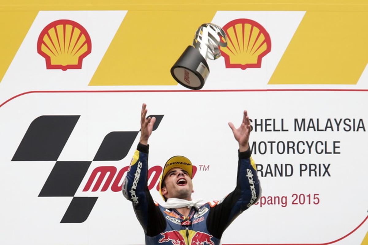 Miguel Oliveira, al podi de Sepang, on s’ha imposat en la carrera de Moto3 del GP de Malàisia. Miguel Oliveira, al podi de Sepang, on s’ha imposat en la carrera de Moto3 del GP de Malàisia.