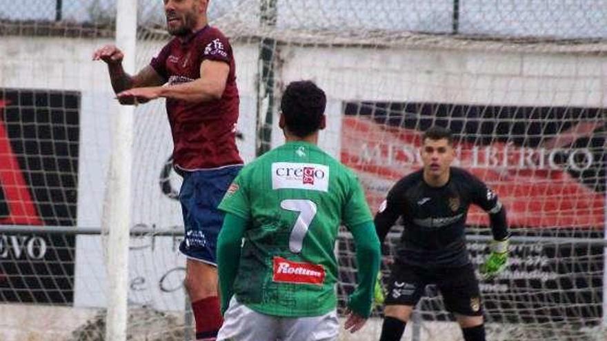 Adrián León despeja un balón de cabeza. // Área 11