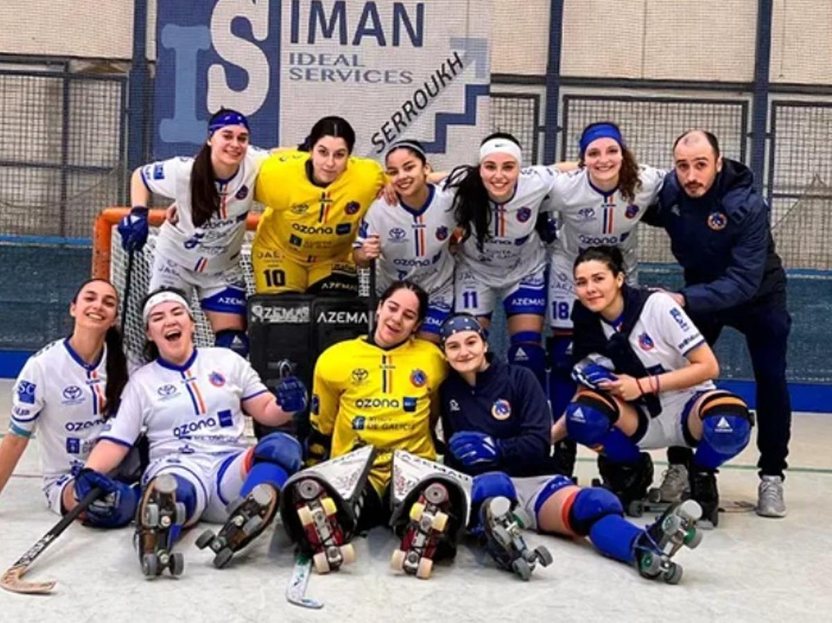 Las jugadoras del HC Raxoi con su entrenador, Luis Aceituno.