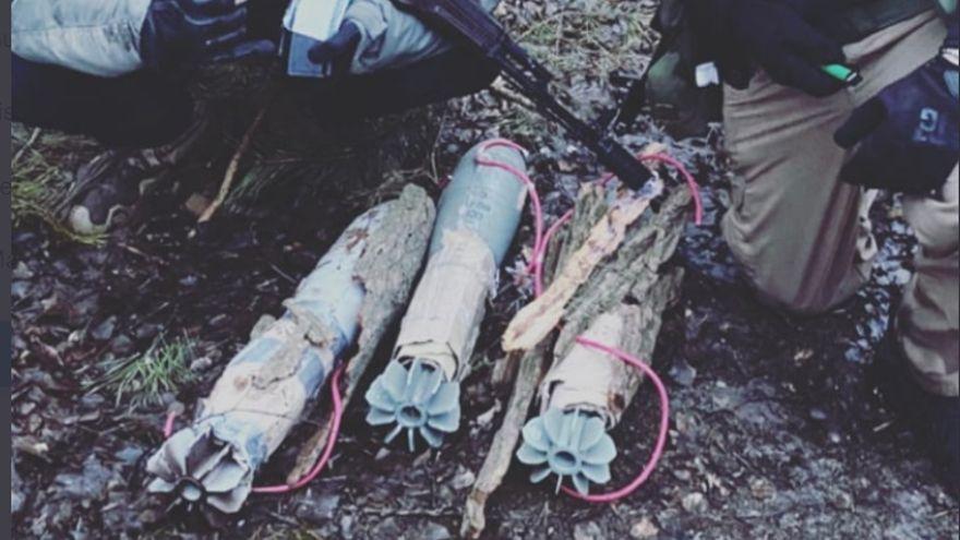 IED encadenado con tres proyectiles de 120 mm usado por la guerrilla ucraniana. Imagen difundida en diversas cuentas de redes sociales observadoras de la guerra.