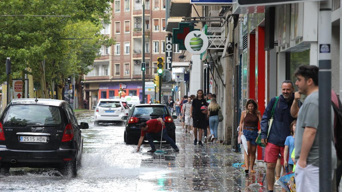 Un fuerte día de lluvia en Zaragoza el año pasado