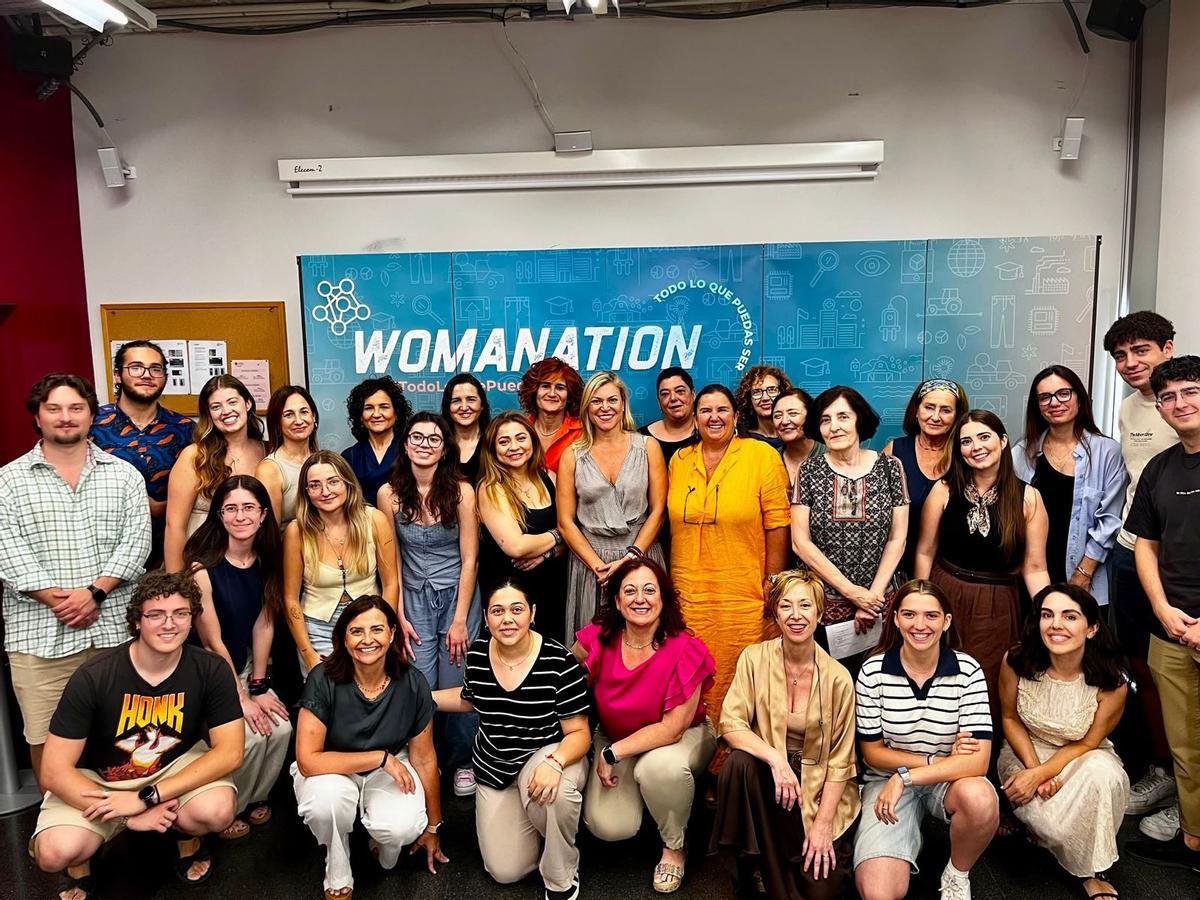 Foto de familia de todos los asistentes a la jornada ‘25 años de diferencia, una misma vocación: la evolución de la mujer en la ingeniería’