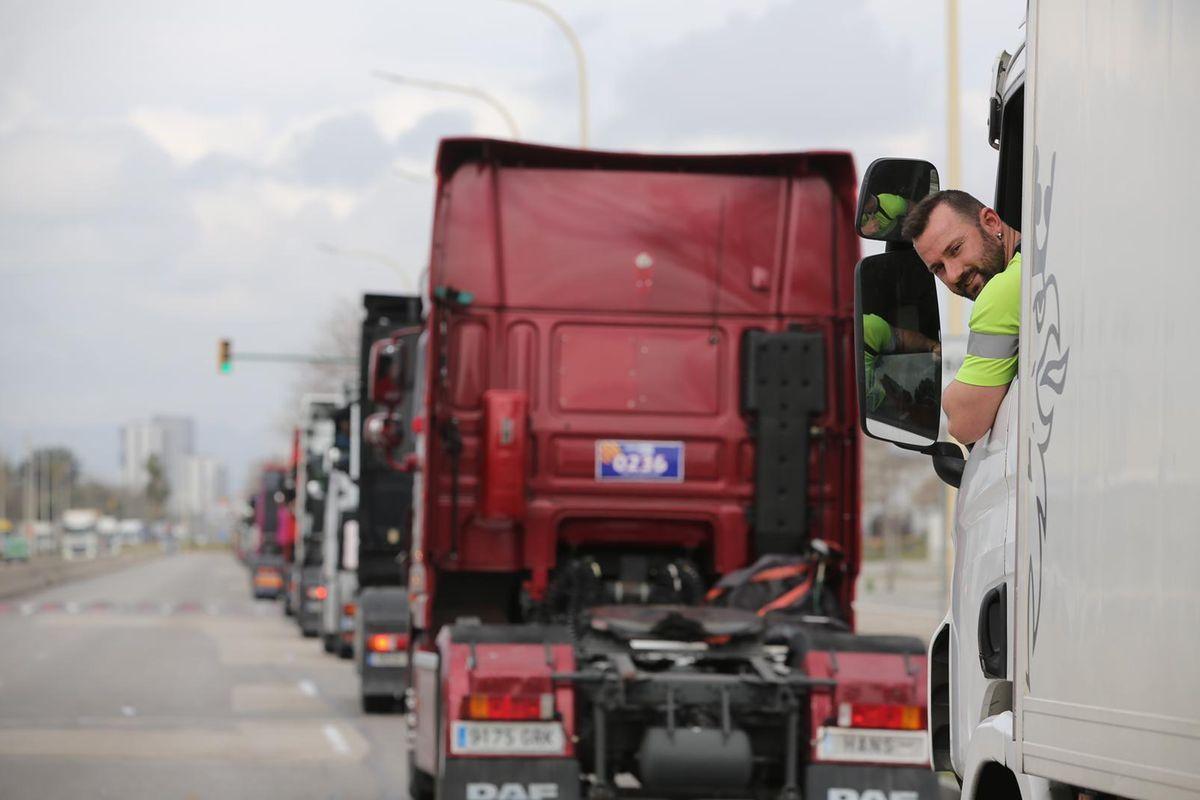 Marchas lentas de camiones con cabezas tractoras en la Zona Franca de Barcelona.