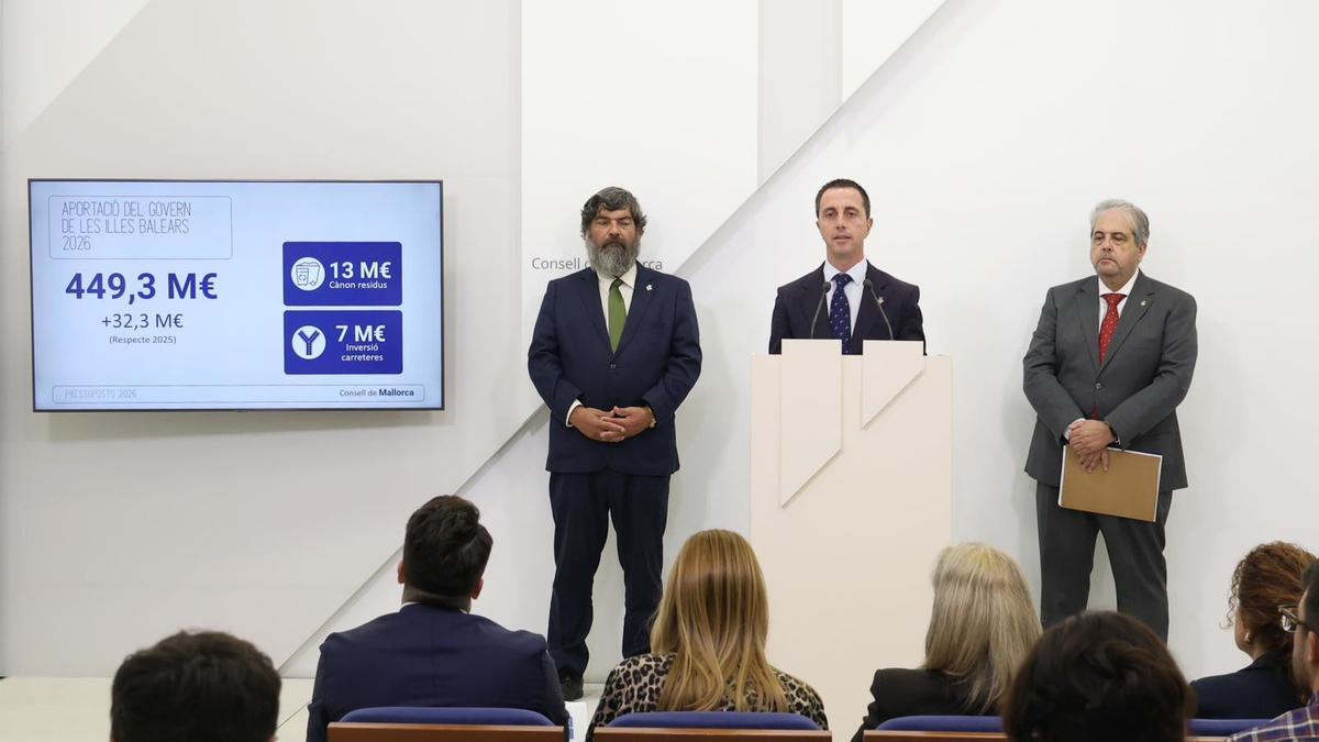 Pedro Bestard, Llorenç Galmés y Rafel Bosch en la rueda de prensa en el Consell este viernes.