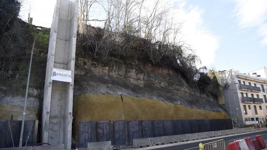 Obres del nou ascensor amb l&#039;estructura de formigó ja construïda