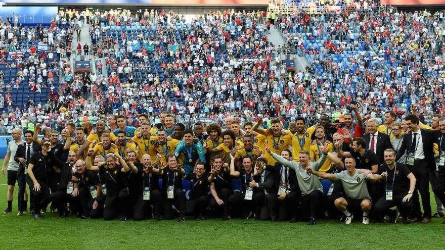 Los belgas posan tras recibir la medalla por ganar la final de consolación. // Efe