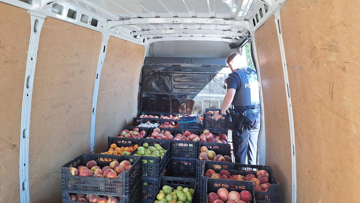 Fruta intervenida en el mercadillo por la Policía Local de Cáceres