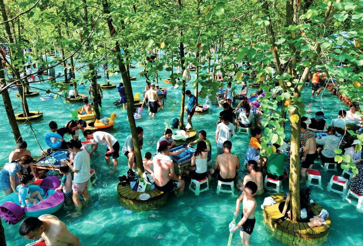 Jugadores de mahjong en una piscina de Chengdú, en la provincia china de Sichuan.
