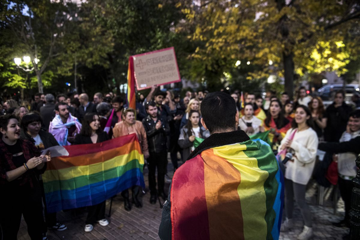 Fotogalería | Así fue la concentración en defensa de los derechos LGBTI en Cáceres