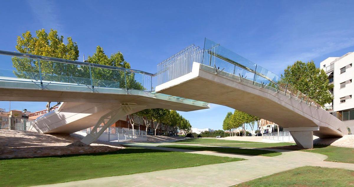 Rambla urbana de Pilar de la Horadada, que se ha convertido en uno de los principales espacios verdes y de esparcimiento del municipio.