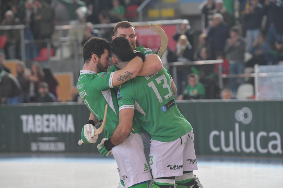 Nuno Paiva y César Carballeira abrazan a Bruno Saavedra tras su gol al Barcelona