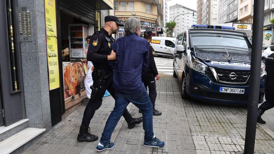 Agentes de la Policía Nacional trasladan a un detenido en la ronda de Outeiro.   | // VÍCTOR ECHAVE