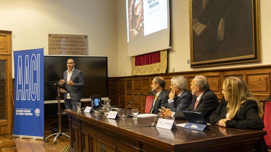 Santiago Folgueras, a la izquierda durante su conferencia de ayer en el edificio histórico, seguida, en la mesa, por Francisco Sebastián Zúñiga, Mario Díaz, Julio Bobes y María Ángeles Gil. | Diego Fernández