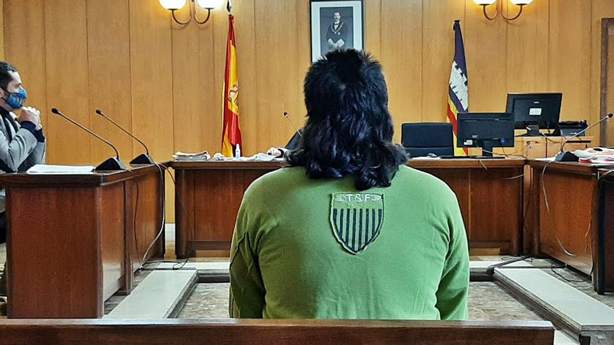 El condenado por el atraco de diez euros al empleado de una papelería, ayer, durante el juicio. | L.MARINA