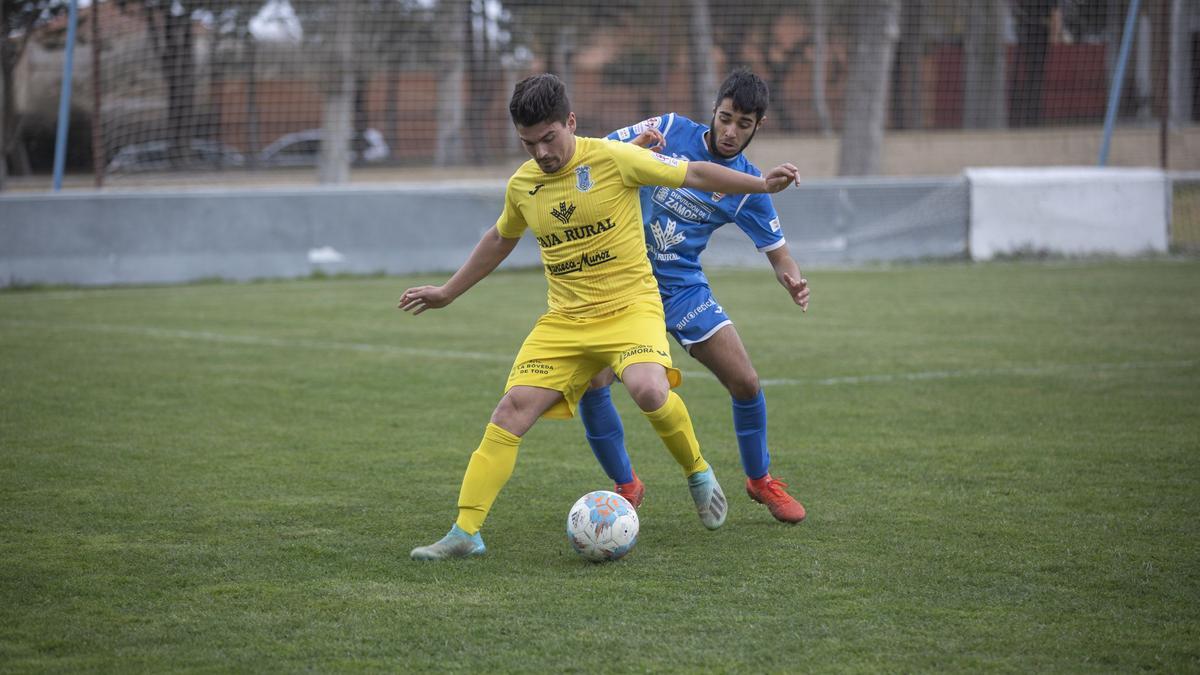 Raúl Calvo disputando el balón con Chechi