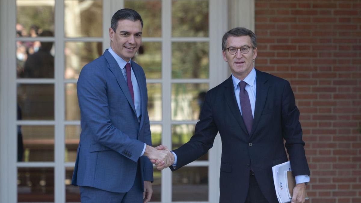 Sánchez i Feijóo se saluden en la seva reunió d’abril, en la qual van parlar del CGPJ. | EUROPA PRESS