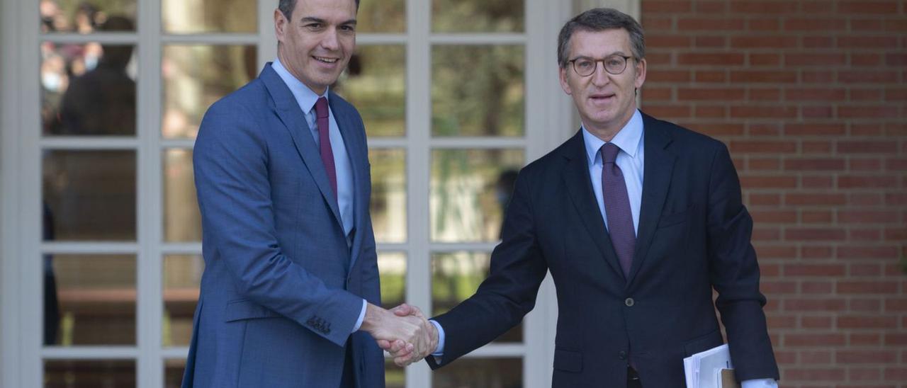 Sánchez i Feijóo se saluden en la seva reunió d’abril, en la qual van parlar del CGPJ. | EUROPA PRESS