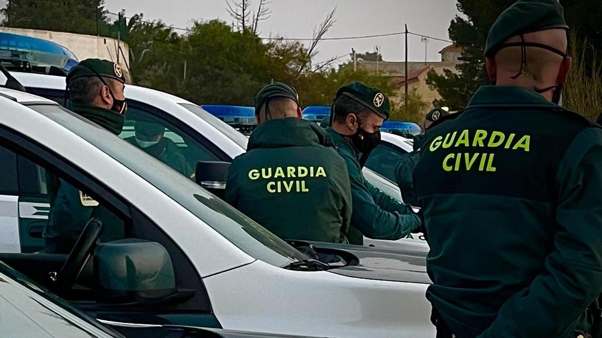 La Guardia Civil investiga el hallazgo del cuerpo.