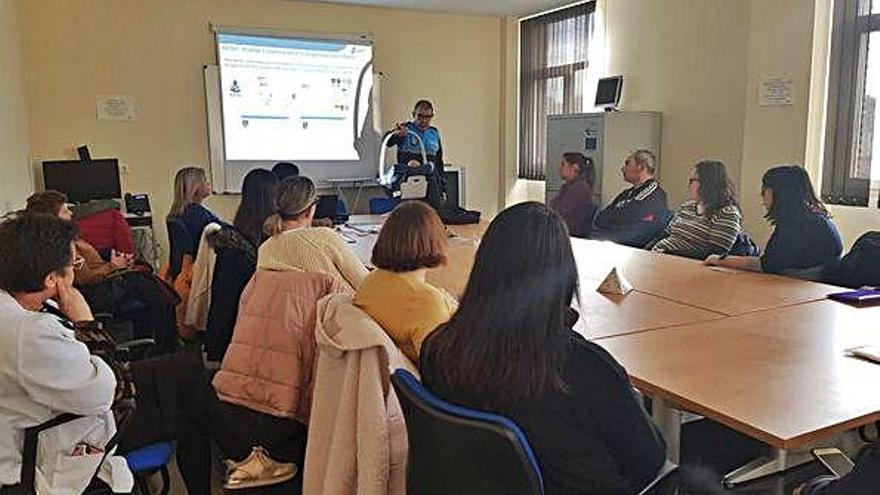 Un agente de la Policía Local de Toro explica cómo utilizar el SRI.