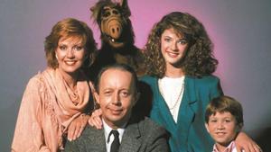 Imagen del reparto de la serie Alf, una de las telecomedias más seguidas a finales de los ochenta.
