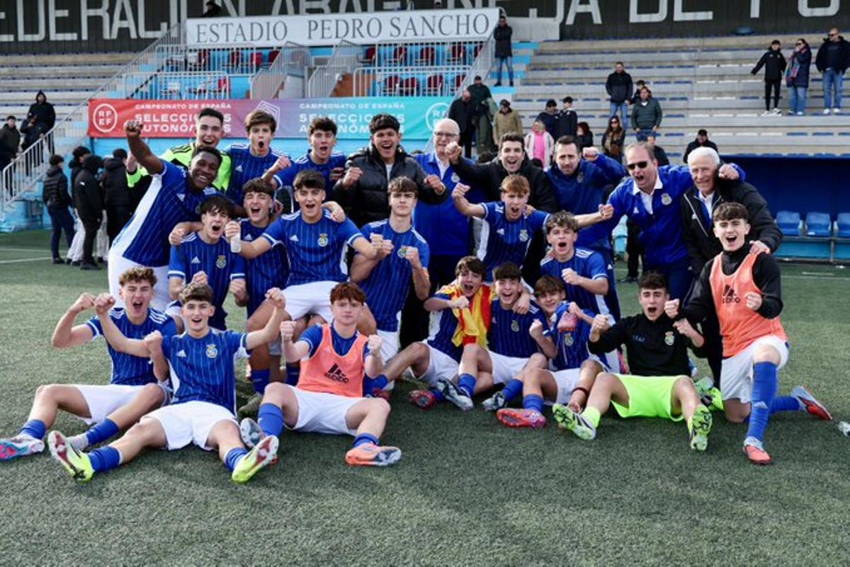 La selección sub-16 celebra su pase a la final.
