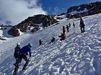 Alpinistas se ejercitan en el canalón de Cerreos.