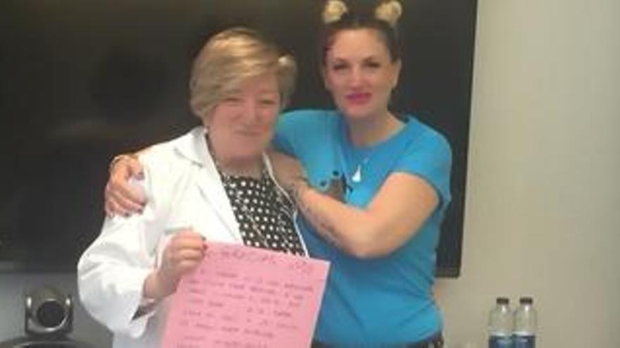La activista de Xàbia contra el cáncer dona mil euros al Incliva de la oncóloga Ana Lluch