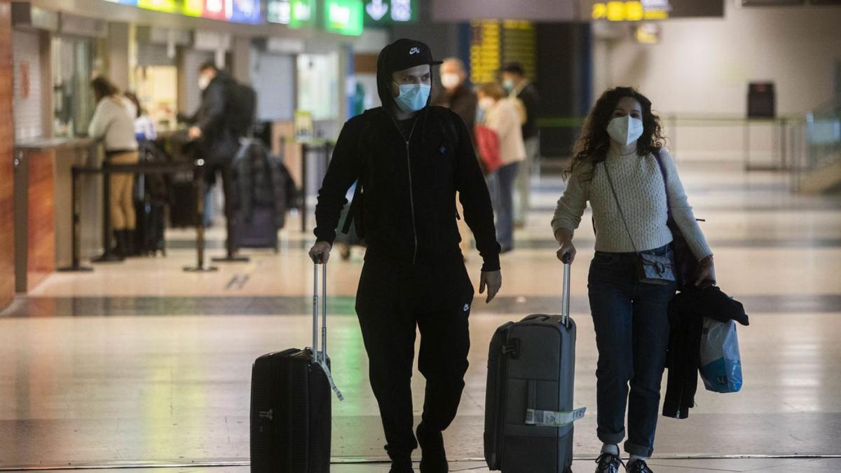 Turistas llegan al Aeropuerto de València. | GERMÁN CABALLERO
