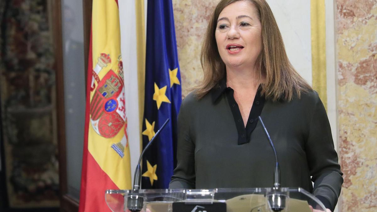 La presidenta del Congreso, Francina Armengol, durante el anuncio de la fecha de investidura de Pedro Sánchez, este lunes en el Congreso.