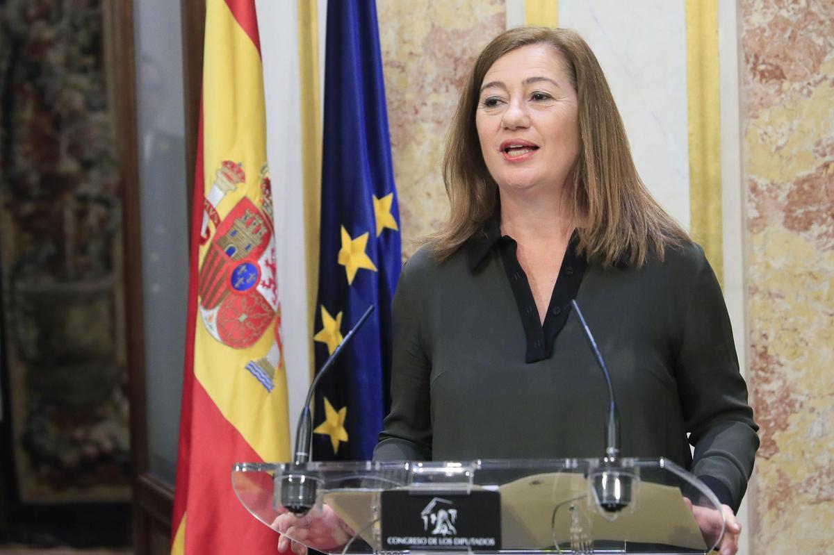La presidenta del Congreso, Francina Armengol, durante el anuncio de la fecha de investidura de Pedro Sánchez, este lunes en el Congreso.