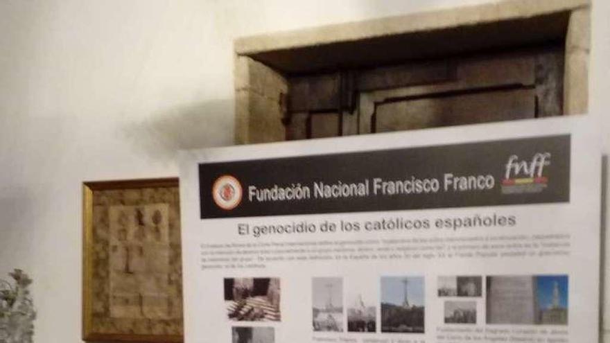 Cartel sobre el &quot;genocidio de los católicos españoles&quot; en el pazo de Meirás.