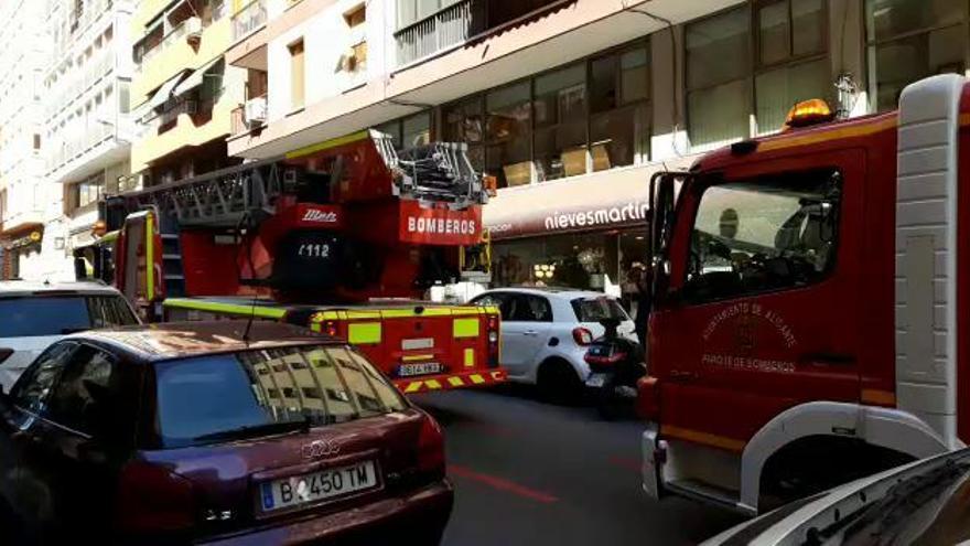 Desalojan un edificio de la calle General O'Donnell de Alicante por un incendio