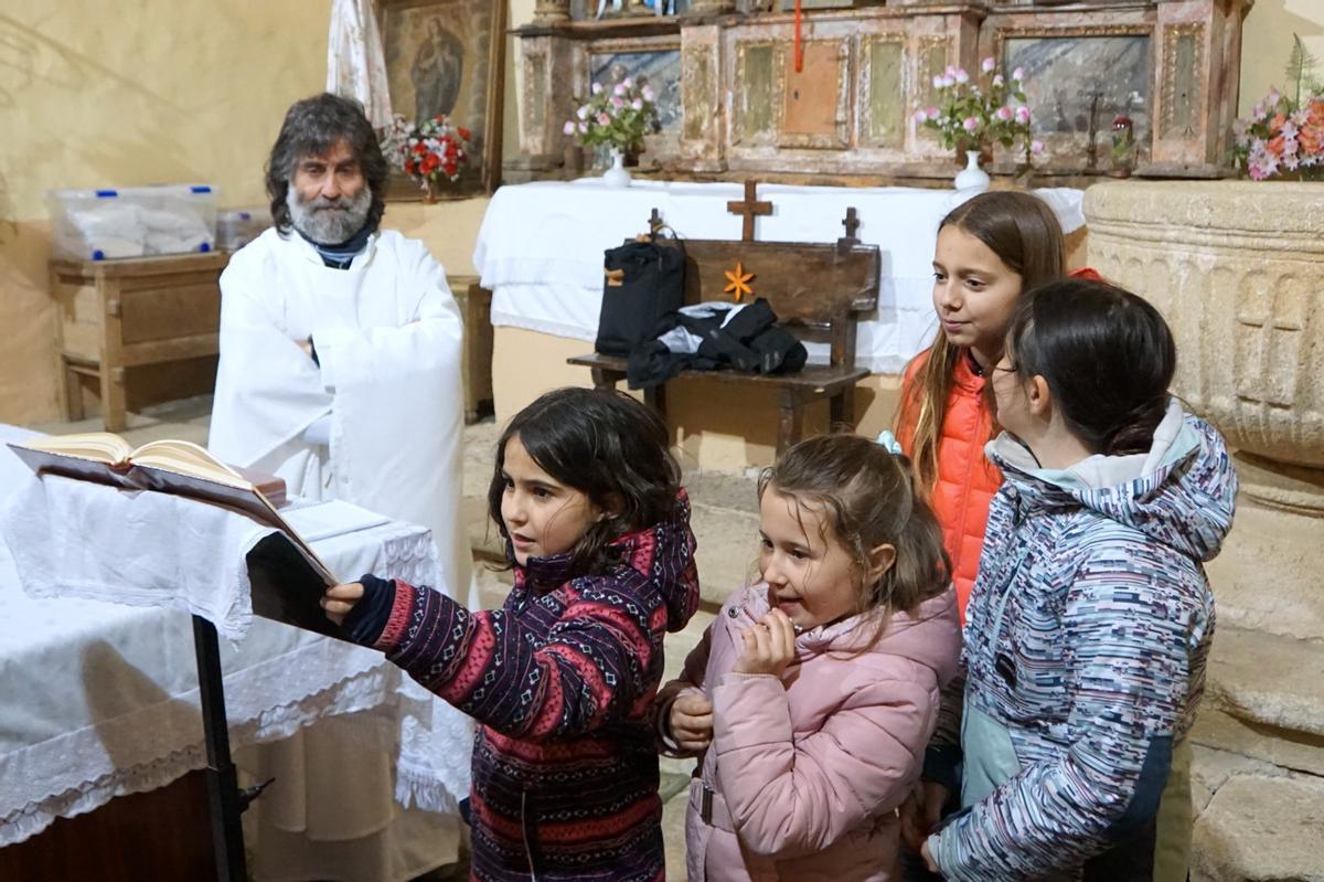 Niños celebrando la Pascua en Villarino Cebal