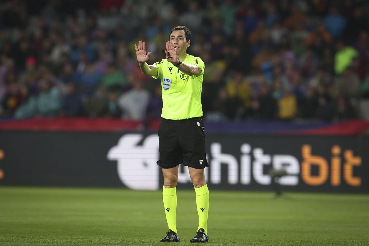 De Burgos Bengoechea es el árbitro que dirigirá la final de la Copa del Rey entre el Barça y el Real Madrid