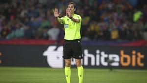 De Burgos Bengoechea es el árbitro que dirigirá la final de la Copa del Rey entre el Barça y el Real Madrid