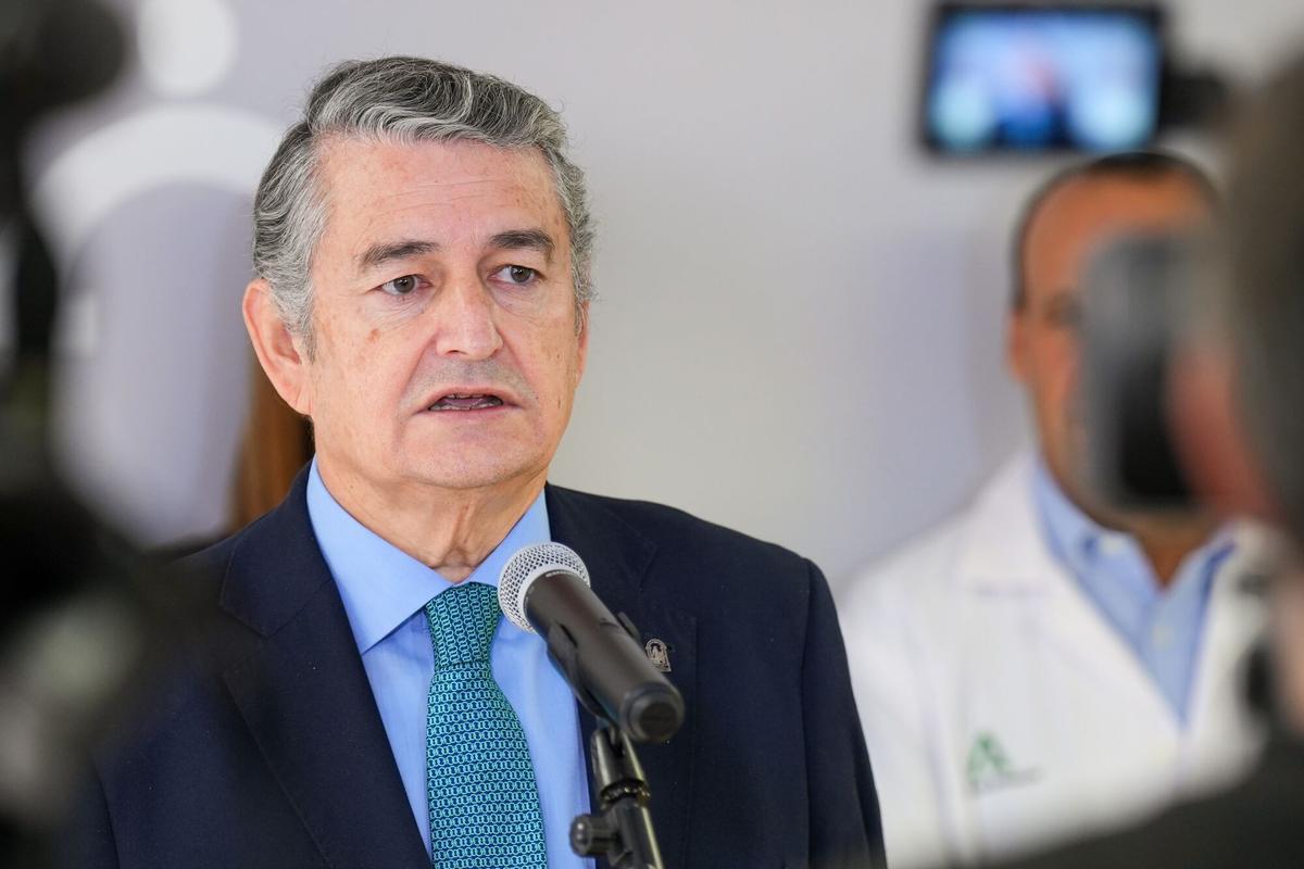 16/12/2025 El consejero de Sanidad, Presidencia y Emergencias, Antonio Sanz, durante la presentación de los nuevos CSUR. A 16 de diciembre de 2025 en Sevilla, Andalucía (España). El consejero de Sanidad, Presidencia y Emergencias, Antonio Sanz, ha presentado en Sevilla los cinco nuevos Centros, Servicios y Unidades de Referencia (CSUR) del Hospital Universitario Virgen del Rocío. Con estas incorporaciones, el complejo hospitalario refuerza su papel como referente nacional en atención sanitaria de alta especialización, ampliando la capacidad asistencial y la excelencia en el tratamiento de patologías complejas. SALUD Francisco J. Olmo - Europa Press