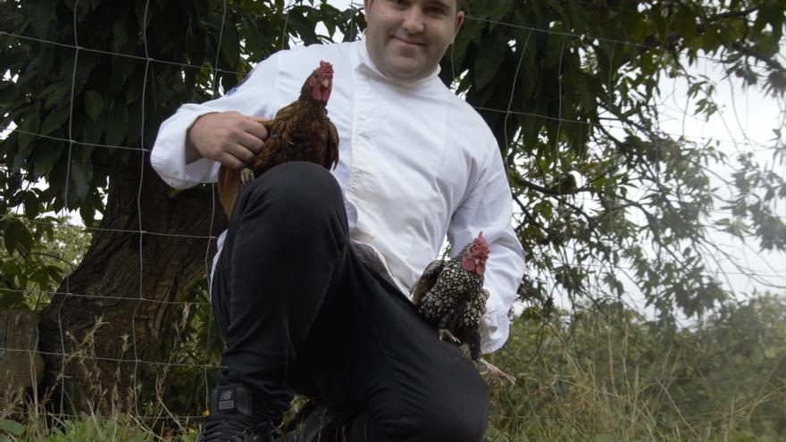 El chef cacereño que le pone Extremoduro a sus gallinas