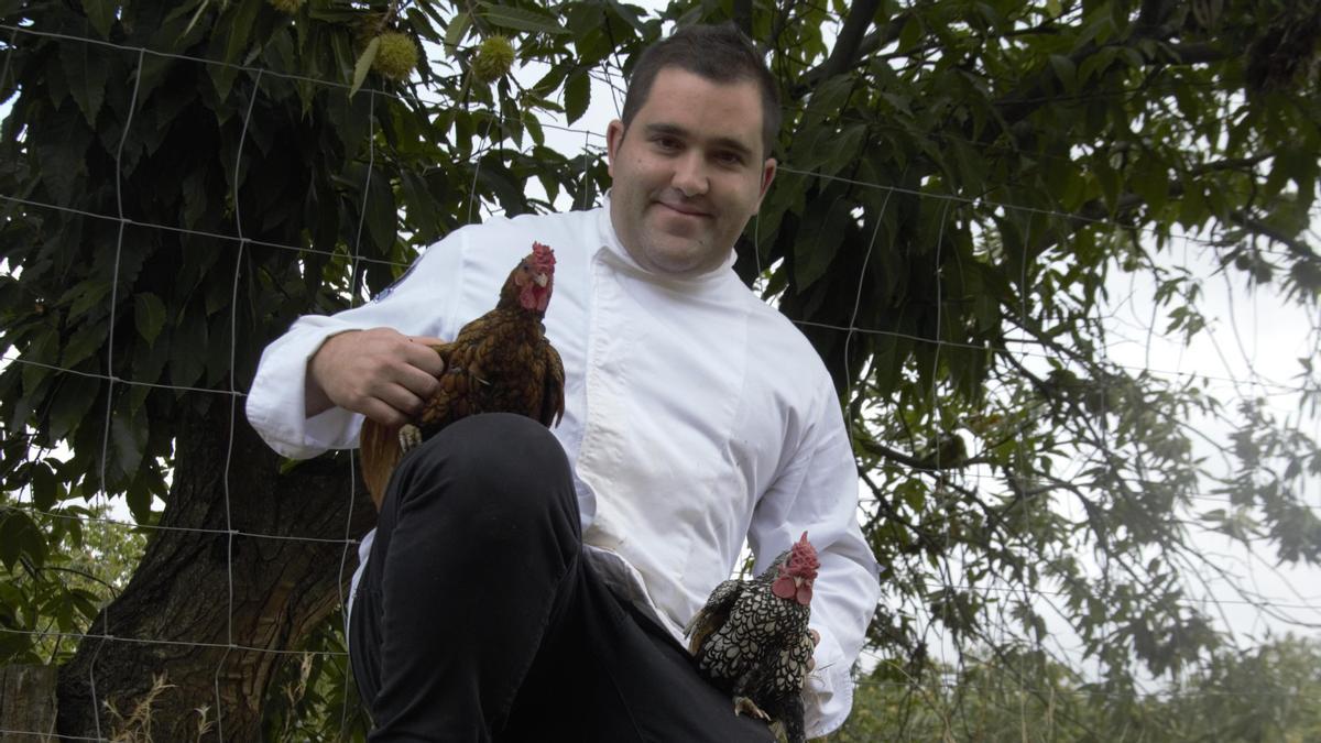 El joven cocinero extremeño dedica su tiempo libre a la cría de estos animales.