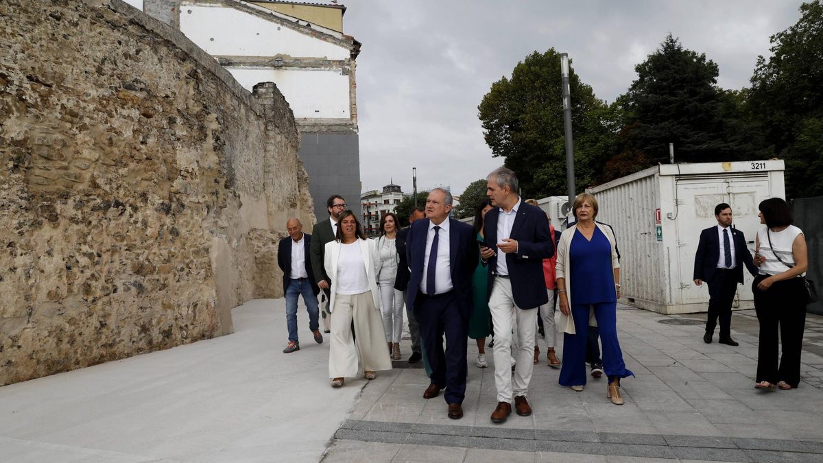 El ministro de Justicia Jordi Hereu visita en Avilés las obras de recuperación de la muralla medieval