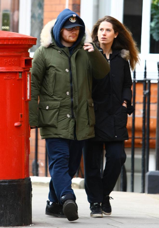 Ed Sheeran y Cherry Seaborn andando por la calle abrigados