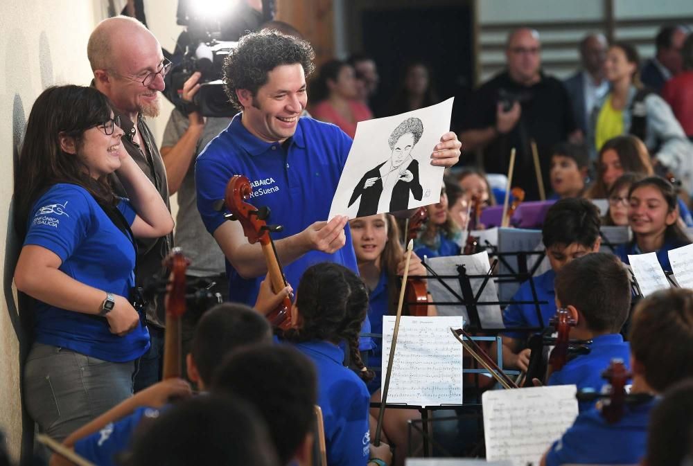 Gustavo Dudamel, con 200 niños músicos de A Coruña