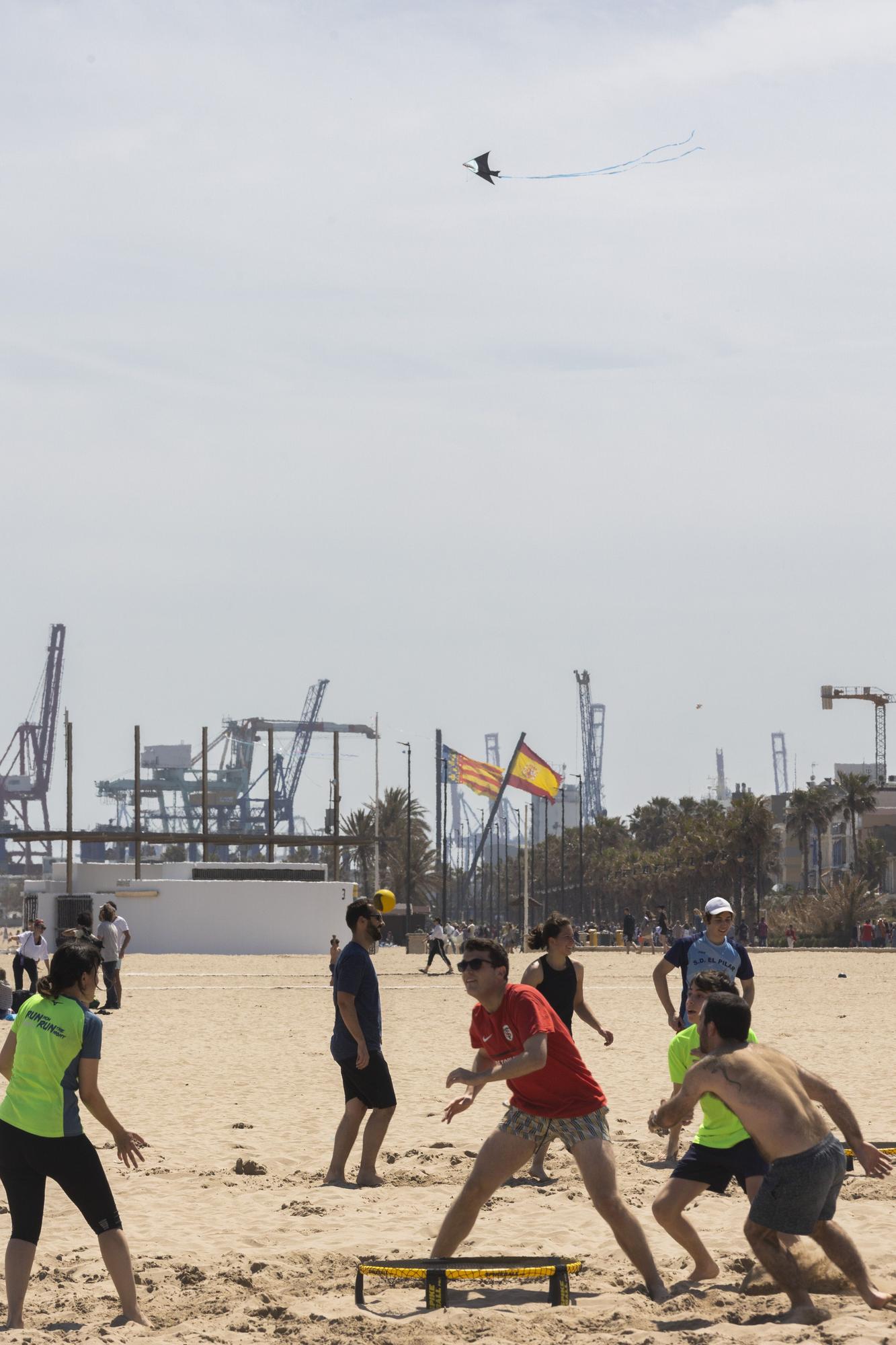 Cometas y voleibol, un Lunes de Pascua en las playas valencianas