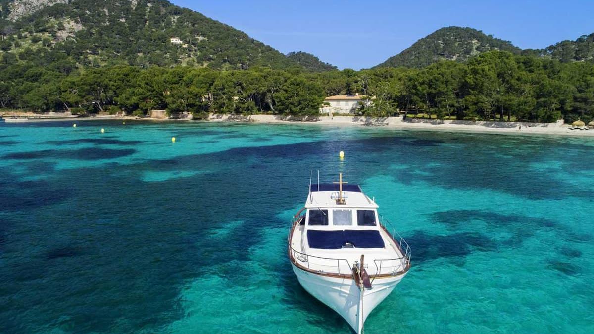 Dieses Boot liegt laut Anzeige eigentlich im Hafen von Port de Pollença und ist für Übernachtungen zu haben.