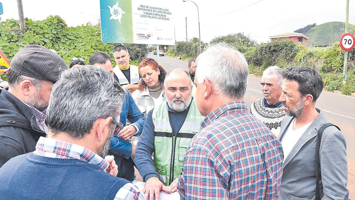 Visita a la obra de saneamiento de Lomo Pelado del alcalde Escolástico Gil y autoridades.