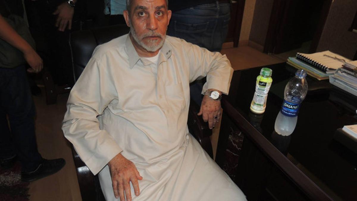 Mohamed Badía, fotografiado por la policía en una comisaría de El Cairo tras su detención, este martes.