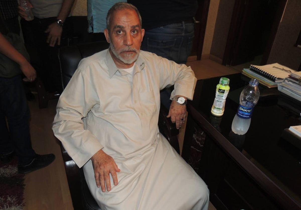 Mohammad Badia, fotografiat per la policia en una comissaria del Caire després de la seva detenció, aquest dimarts.