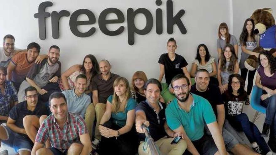 El equipo de Freepik, en sus oficinas de la céntrica calle Molina Lario.Uptodown tiene su cuartel general en un ático de la Alameda Principal.