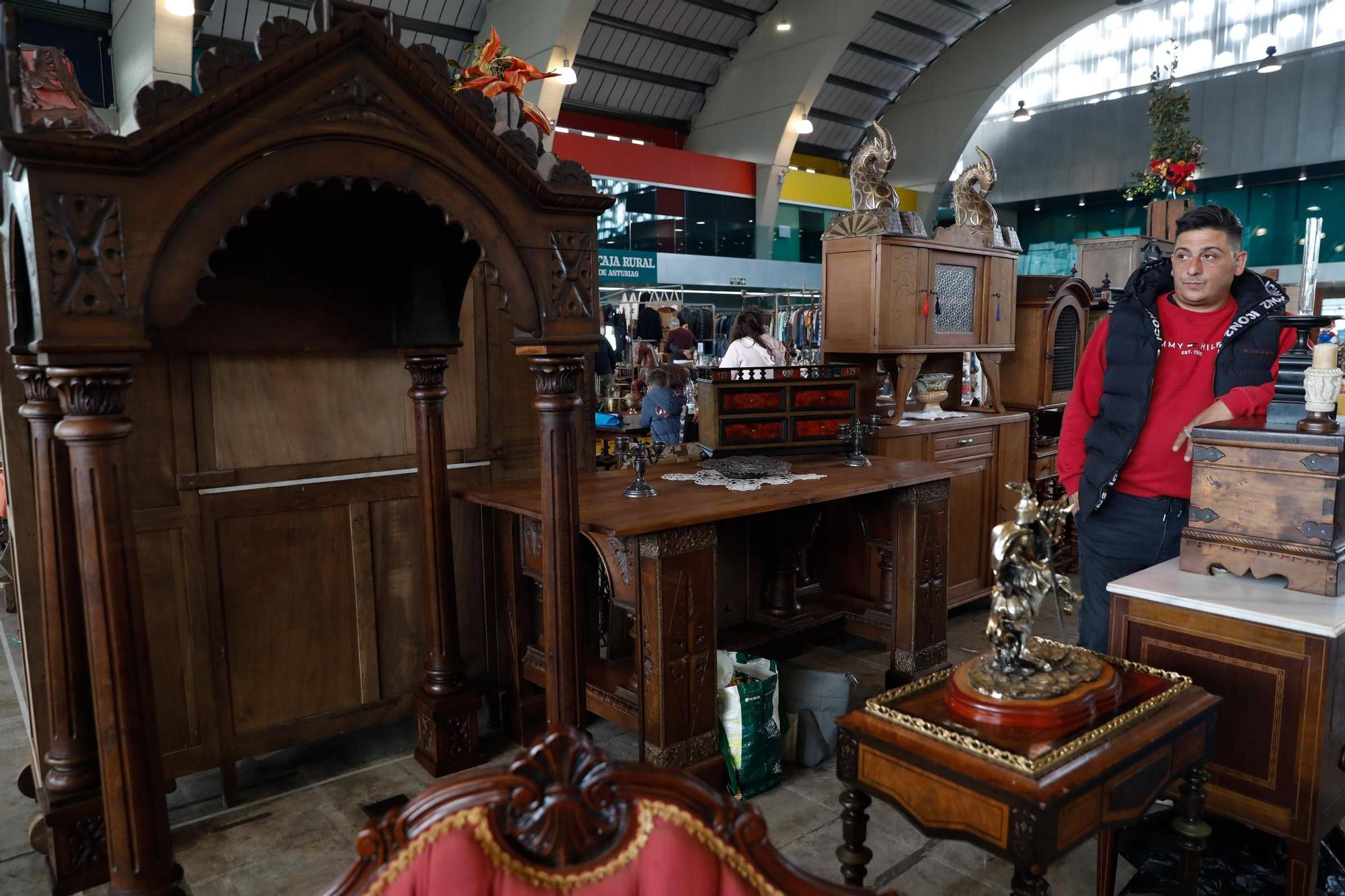 Larga cola en la apertura de la Feria de Antigüedades