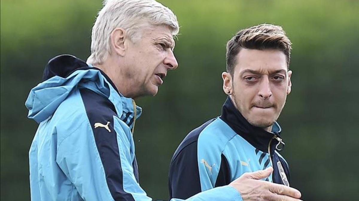 Wenger y Özil dialogan durante un entrenamiento del Arsenal