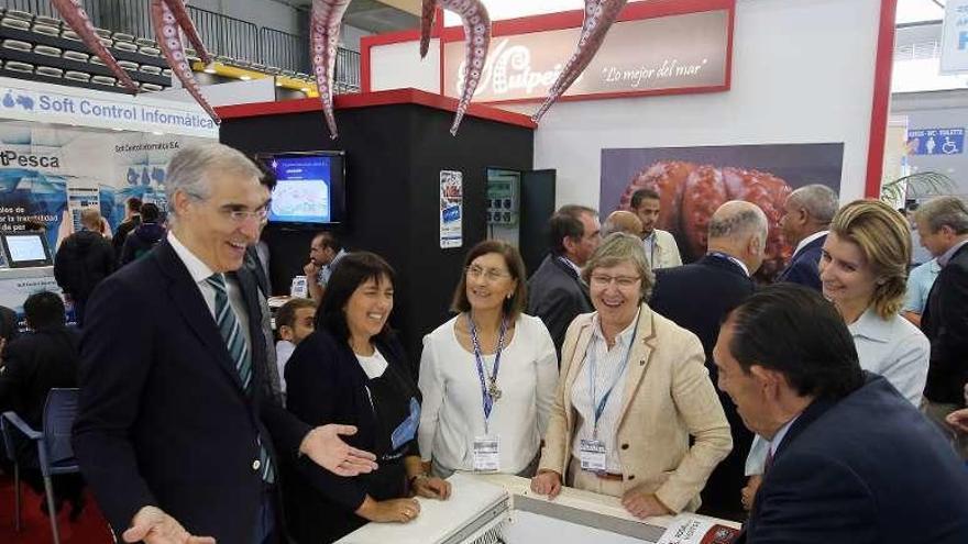 Conde y Quintana visitan la feria |  Tanto el conselleiro de Economía, Francisco Conde, como la de Mar, Rosa Quintana, aprovecharon la jornada de ayer para visitar la feria Conxemar. Además de acudir al estand institucional de la Xunta, los conselleiros aprovecharon para acudir a algunos de los expositores de las firmas gallegas. En la imagen, un momento en el que ambos coincidieron en el expositor de Rosa de los Vientos.